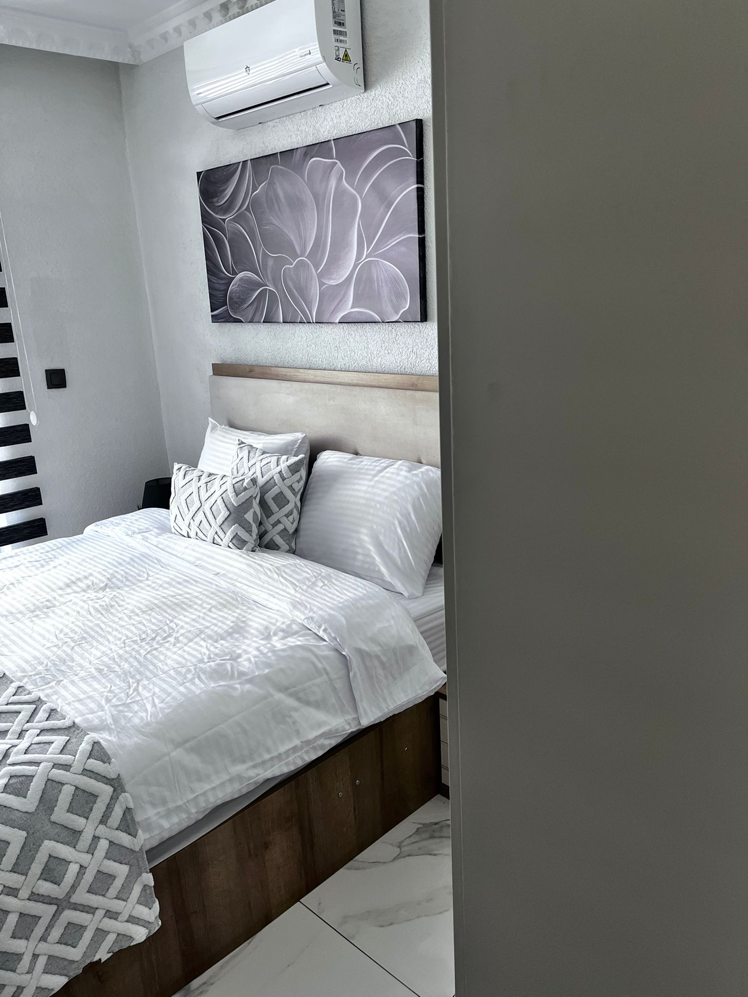 AUTO: gallery image 5