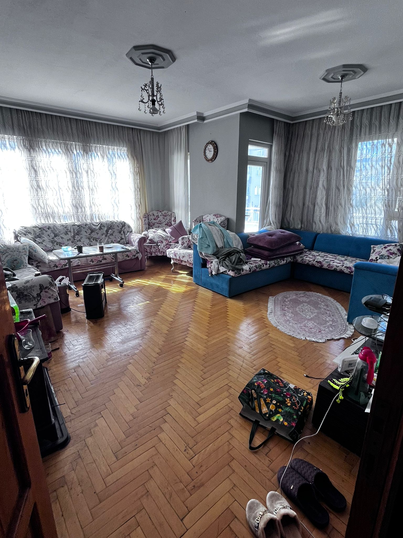 AUTO: gallery image 7