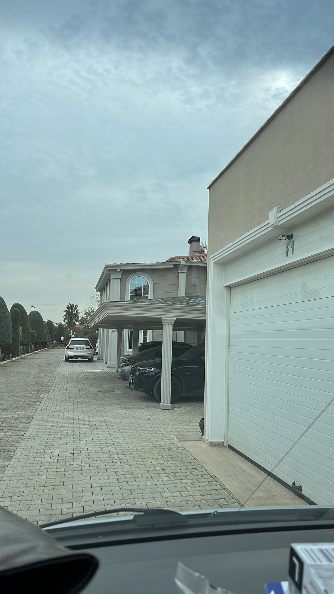 AUTO: gallery image 12